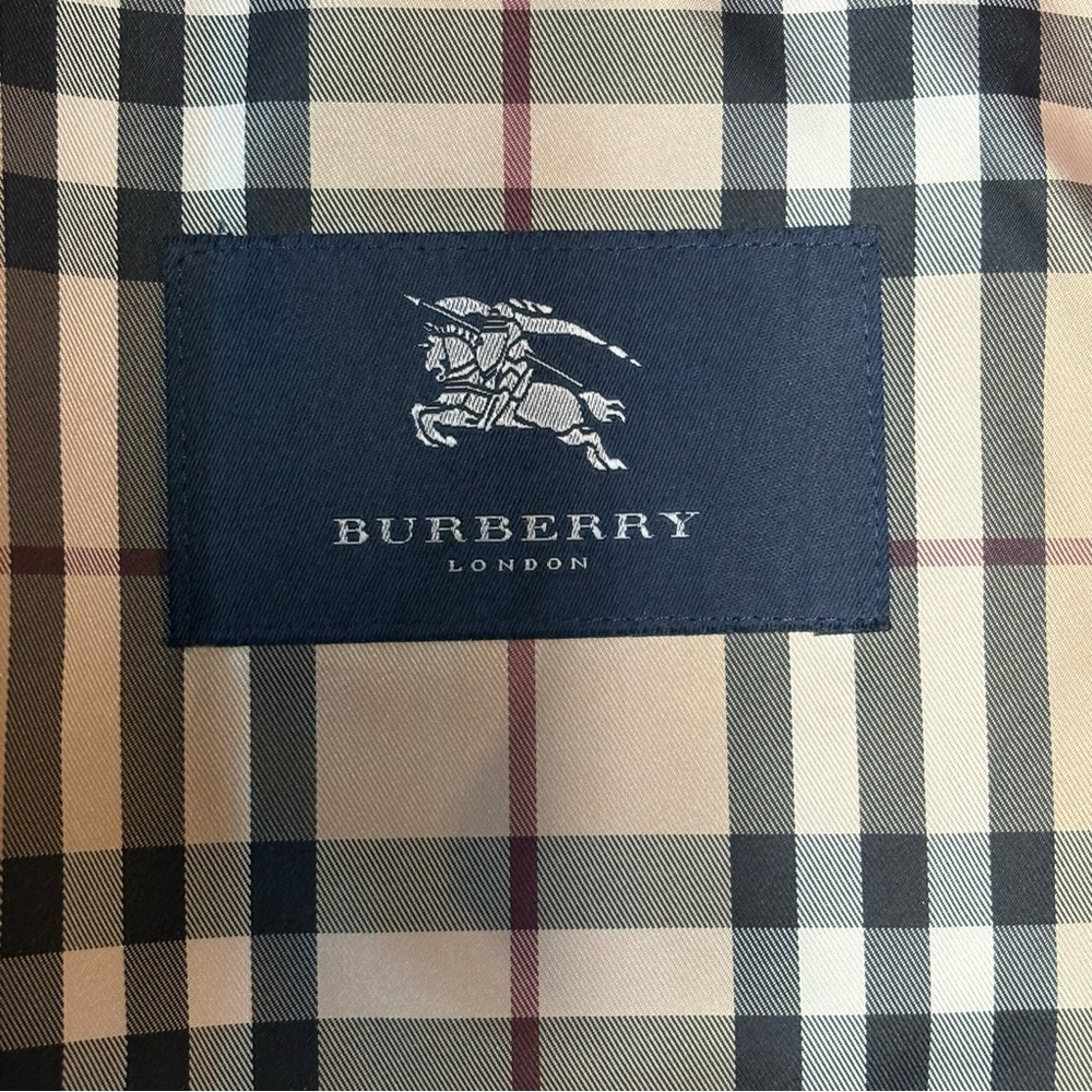 Burberry trench coat. - Picture 11 of 16